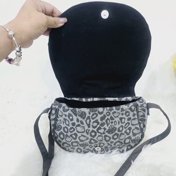 Hello Kitti gray and black crossbody bag medium - Picture 11 of 17